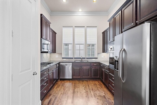 Building Photo - 1048 W 21st St
