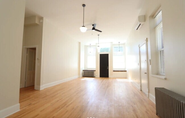 Building Photo - 1318 W Erie St
