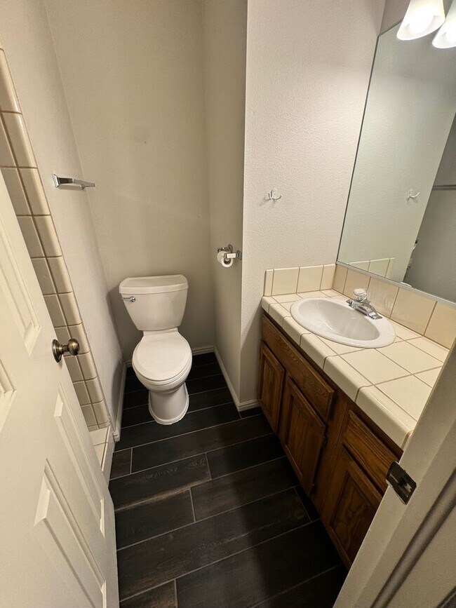 Building Photo - Cute, Cozy, Downtown Beauty.