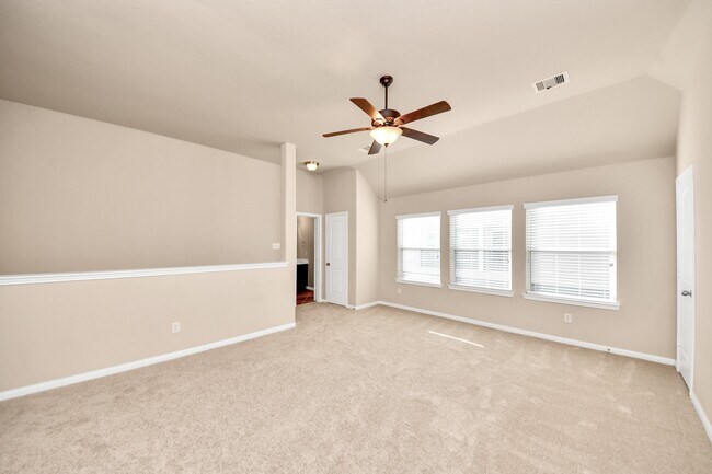 Building Photo - 3115 Lake Dr