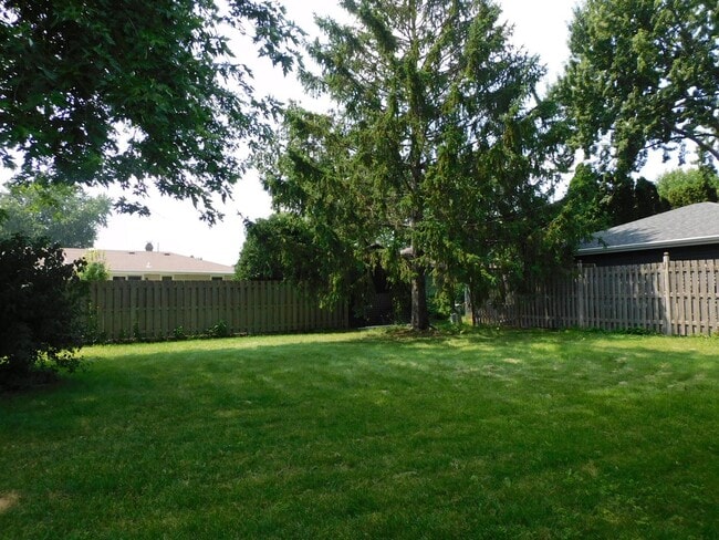 Building Photo - Beautiful 3 bedroom 2 bath Single Family H...