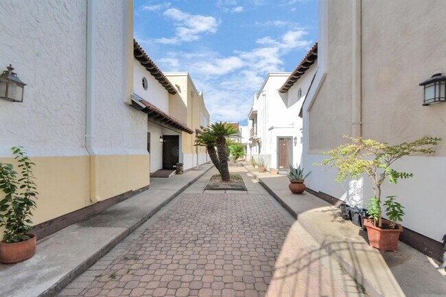 Building Photo - 2744 Briarhurst Dr