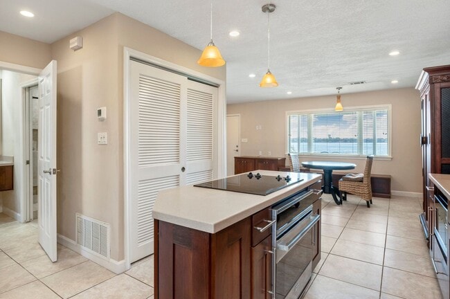 Building Photo - Gorgeous Water Views!