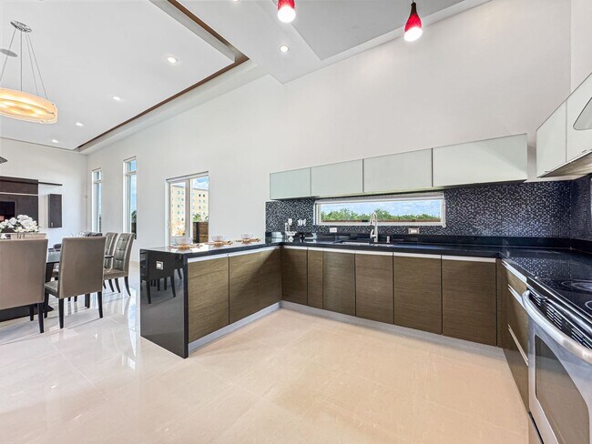 Building Photo - Modern 3-Bed / 3-Bath Home with Pool!