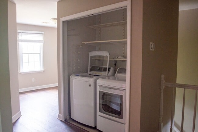 Building Photo - 1930 Oak Ridge Ct