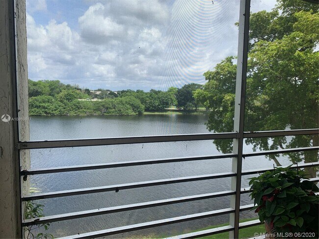 Building Photo - 9450 Poinciana Pl