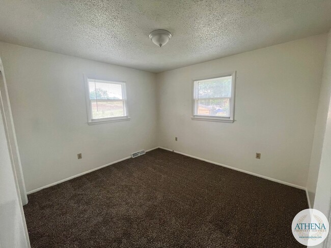 Building Photo - 2 Bedroom / 1 Bath House with Yard & W/D H...