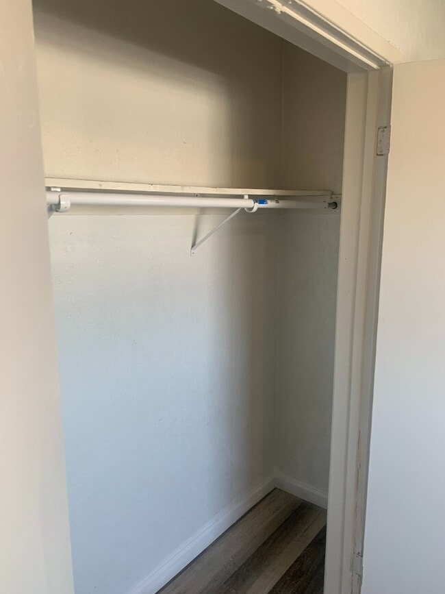 Building Photo - APARTMENT WITH NEW VINYL FLOORS
