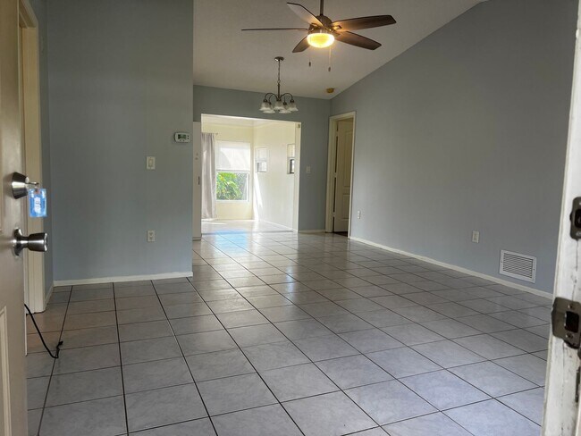 Building Photo - 2BR/2Bath Single Family 1 Car Garage South Venice Home!