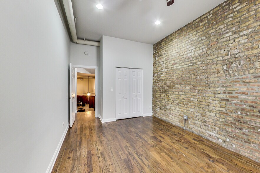 Building Photo - 1802 N Sheffield Ave