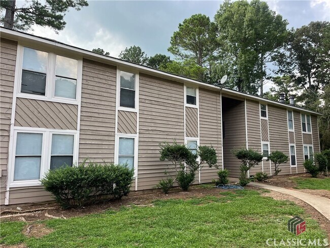 Building Photo - 120 Pinehurst Ct