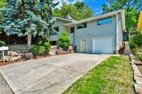 Building Photo - Spacious 3 Bed, 2.75 Bath Seward Park Home!