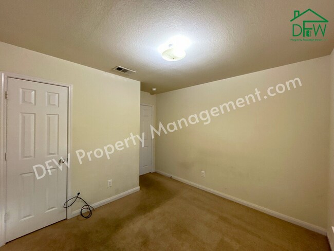 Building Photo - 10009 Iron Ridge Dr