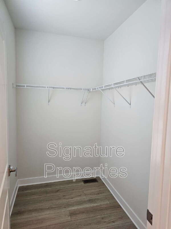 Building Photo - 8026 Lake Laurel Ln