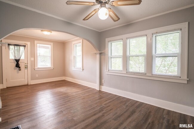 Building Photo - 4515 Drake Dr
