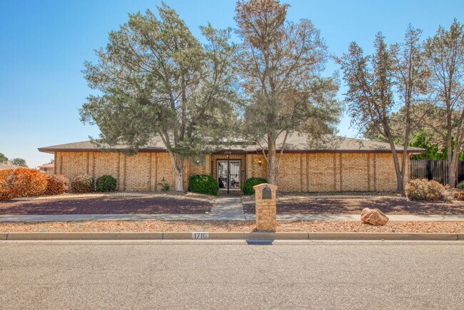 Building Photo - Stunning eastside rental in highly desirable area!