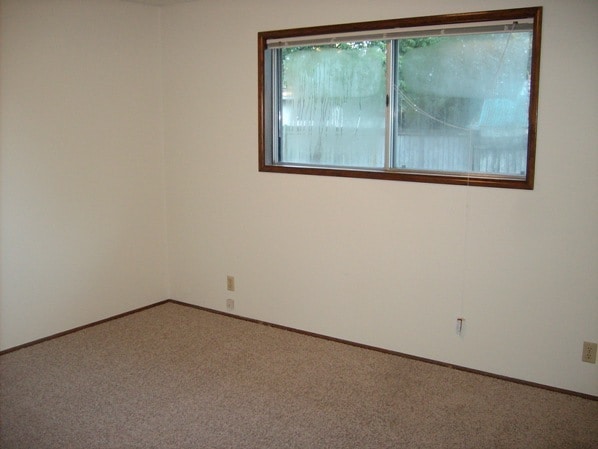 Building Photo - NW Eugene home in a cul-de-sac with a larg...