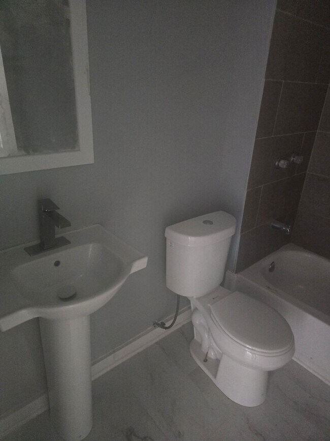 Building Photo - Three Bed 1 Bath Apartment for Rent!