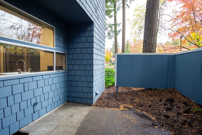 Building Photo - ONE MONTH FREE! Fantastic Lake Oswego 1Bdr w/Fireplace, Dishwasher, W/D & Patio!