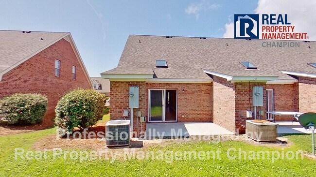 Building Photo - Immaculate Townhome near Monkey Junction