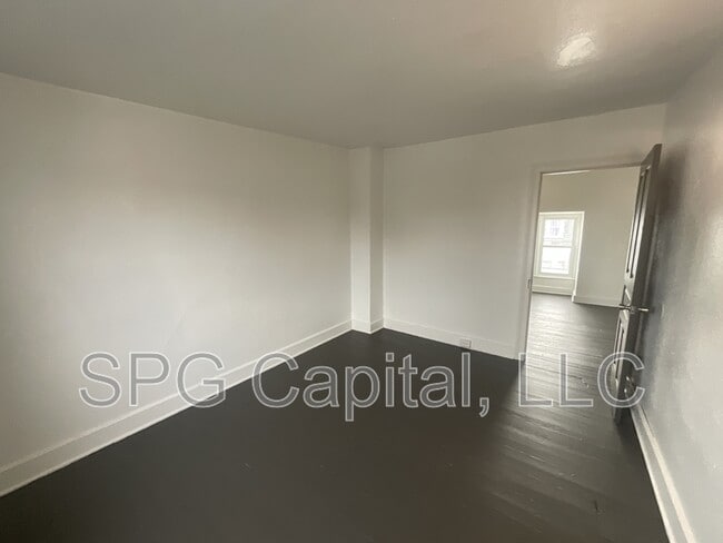 Building Photo - 829 W Poplar St