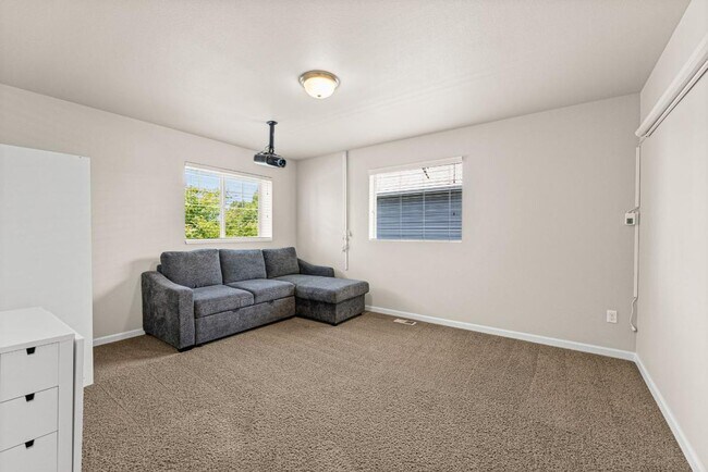 Building Photo - Fully Furnished 5-Bedroom Horizon Pointe H...