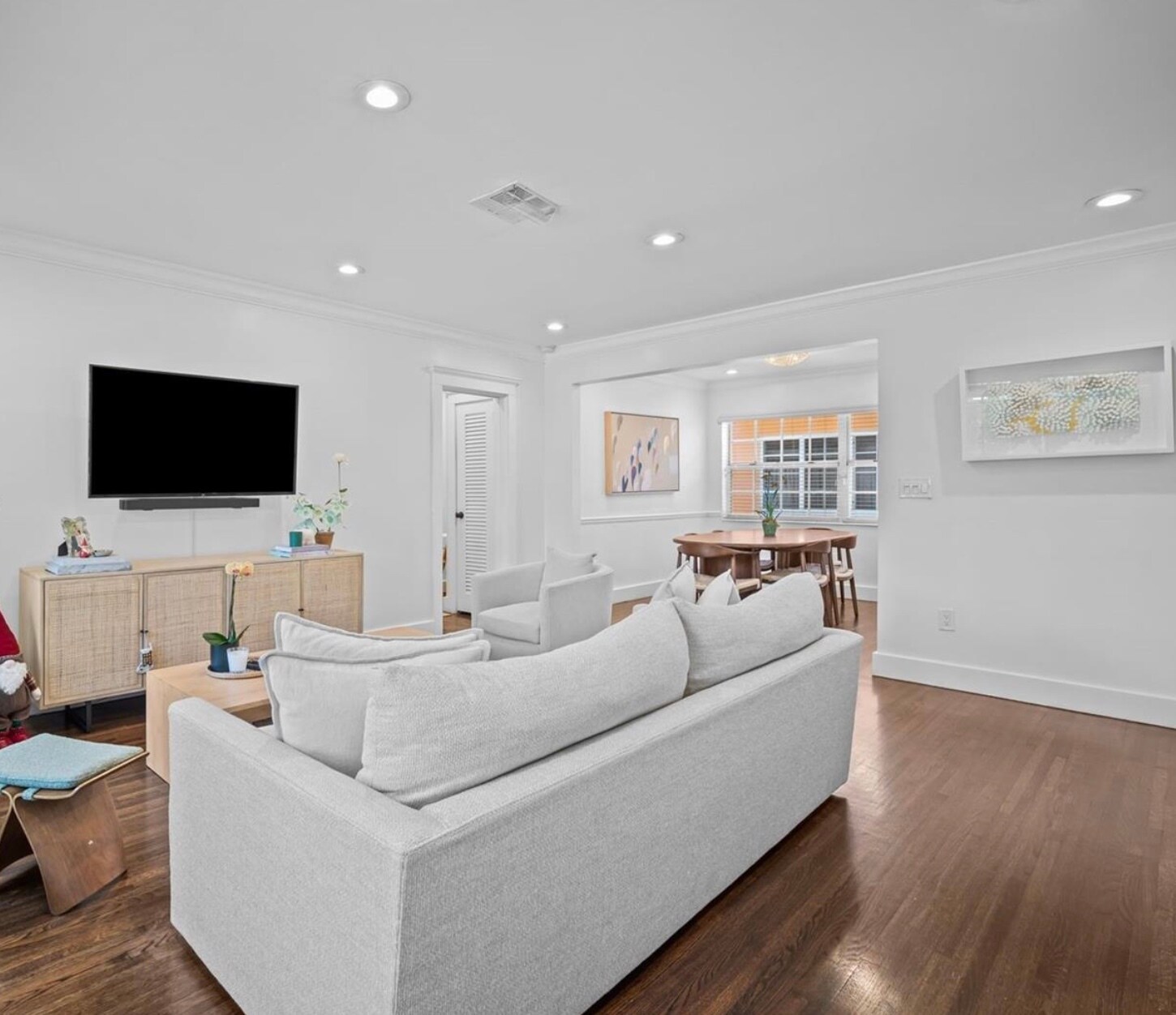 Building Photo - 300 Manor Pl