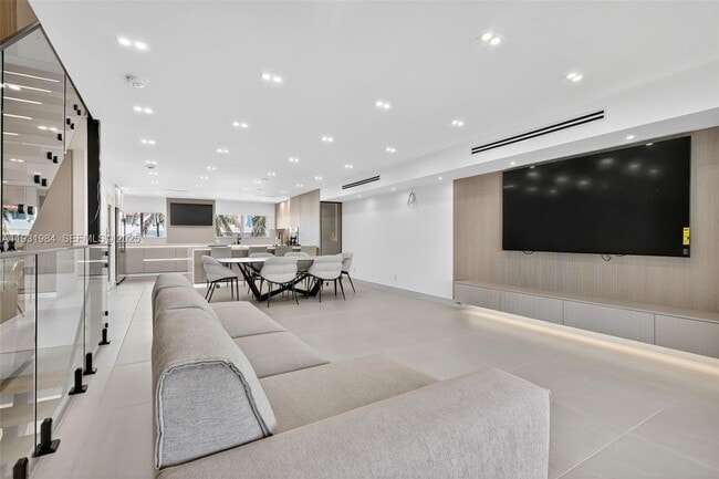 Building Photo - 3830 NE 171 St