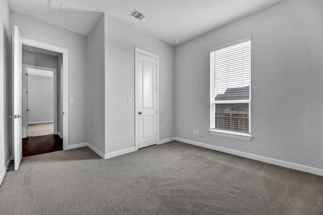 Building Photo - 252 Sabino Dr