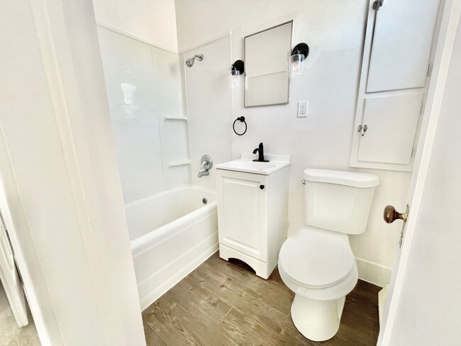 Building Photo - Gorgeous Remodeled 1 Bed, 1 Bath on South ...