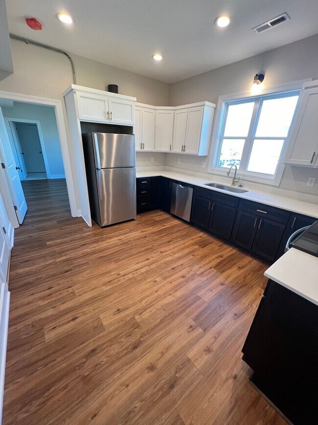 Building Photo - 301 N Main St