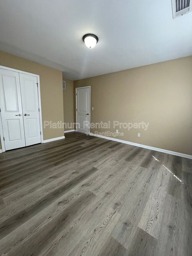 Building Photo - 546 Town Square Way