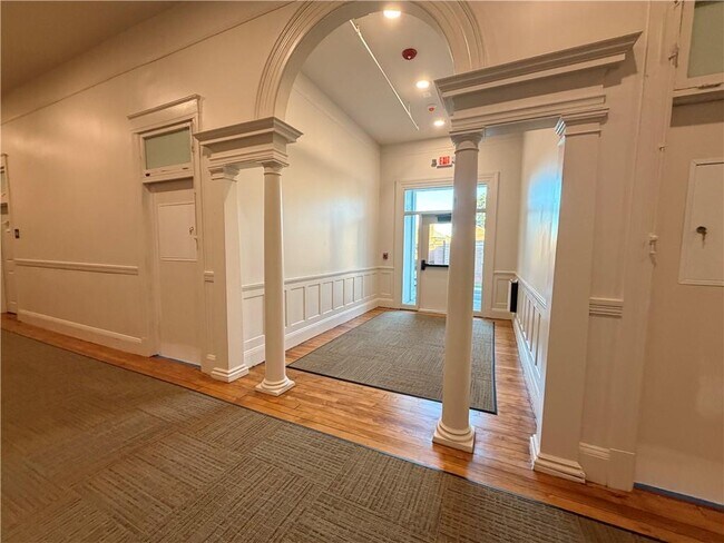 Building Photo - 1624 Lonsdale Ave