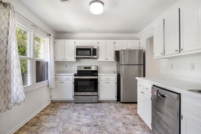 Building Photo - 3 to 4 Bed/3 1/2 Bath. Pet friendly.  Reserved Parking