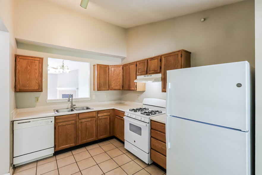 Building Photo - 5384 Lakeside Manor Dr