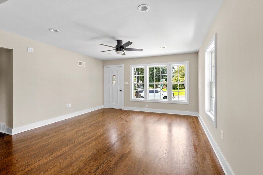 Building Photo - 2628 Linden Pl