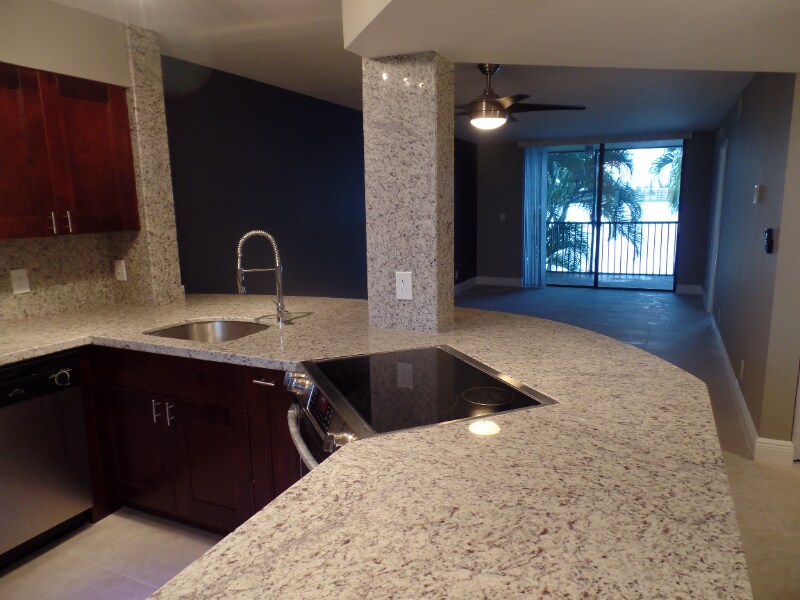 Building Photo - 118 Lake Emerald Dr