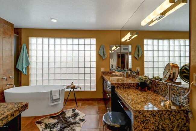 Building Photo - Beautiful 5 bed/4 bath + Den in Desirable Paradise Valley