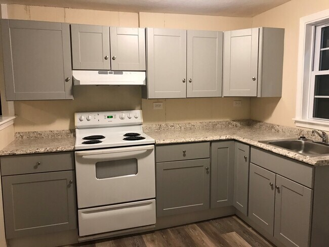 Building Photo - 35 Hemlock St