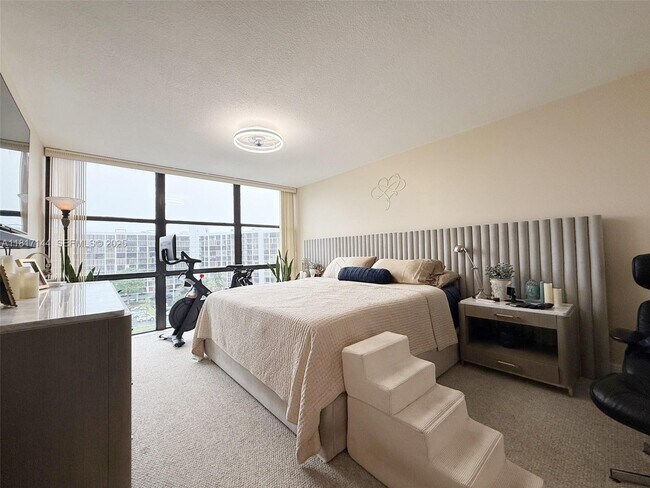 Building Photo - 800 Parkview Dr