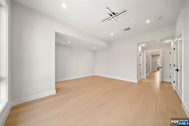 Building Photo - 450 N 10th St