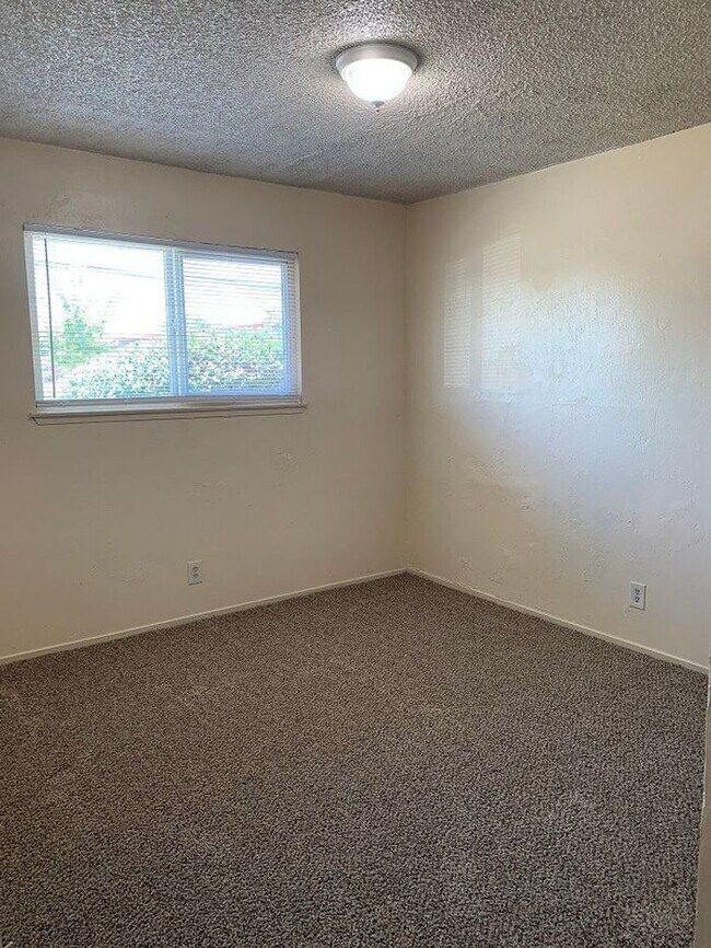Building Photo - Downstairs unit approaching Downtown Visalia!