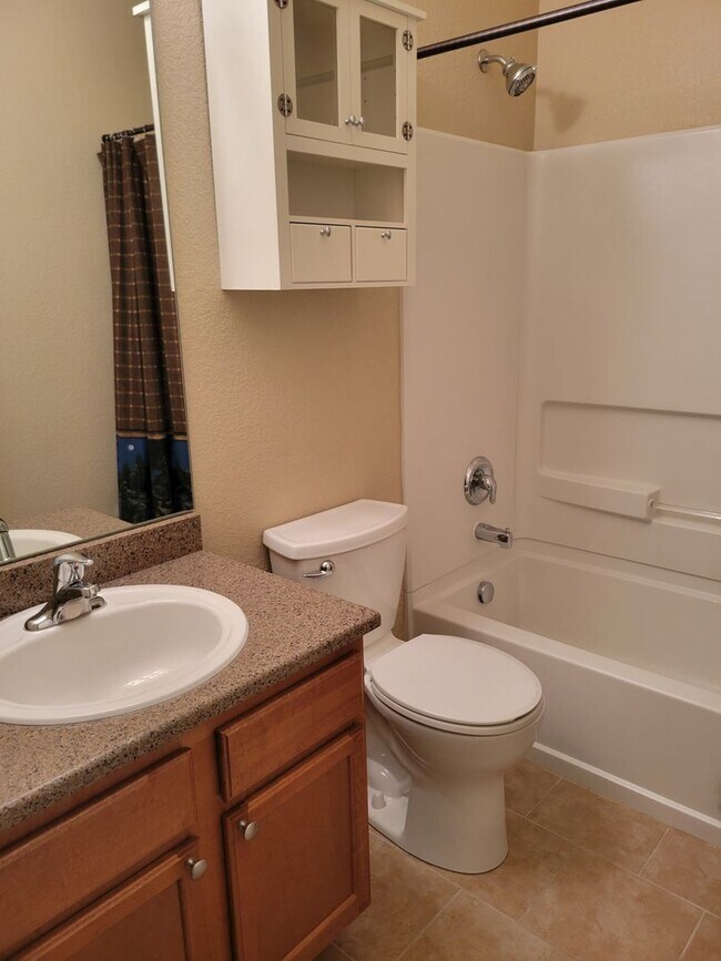 Building Photo - 4 Bed 3 Bath home with A/C and a gas fireplace, Available 5/8! - MileStone Real Estate Services
