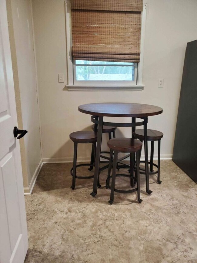 Building Photo - 2030 College Heights Rd