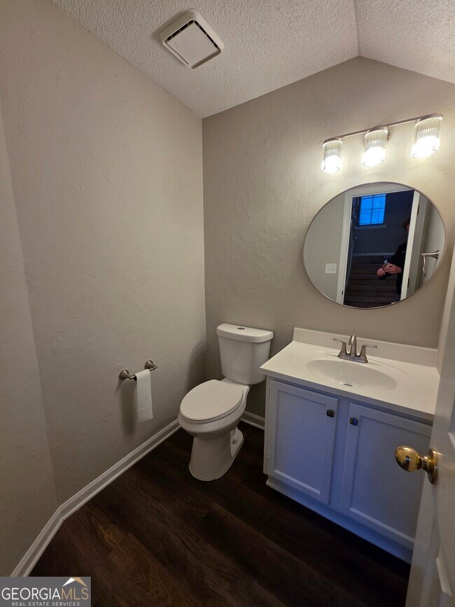 Building Photo - 302 Henley Way