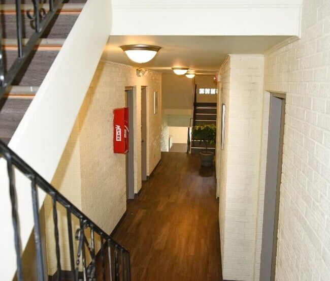 Building Photo - 9709 W Lorraine Dr