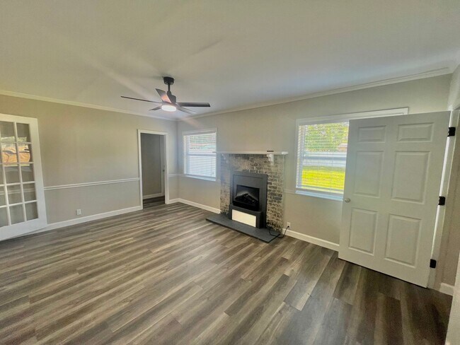 Building Photo - 3 Bed, 2 Bath DeBary Home with Modern Upda...