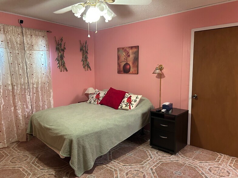 Building Photo - 321 Elsa Dr