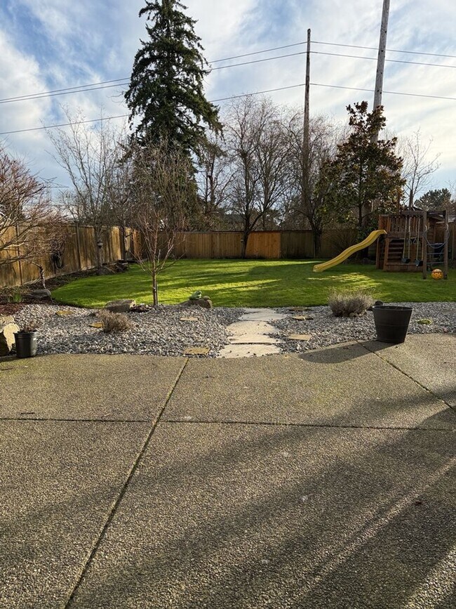 Building Photo - Spacious 3 Bed/2.5 Bath Federal Way Home.