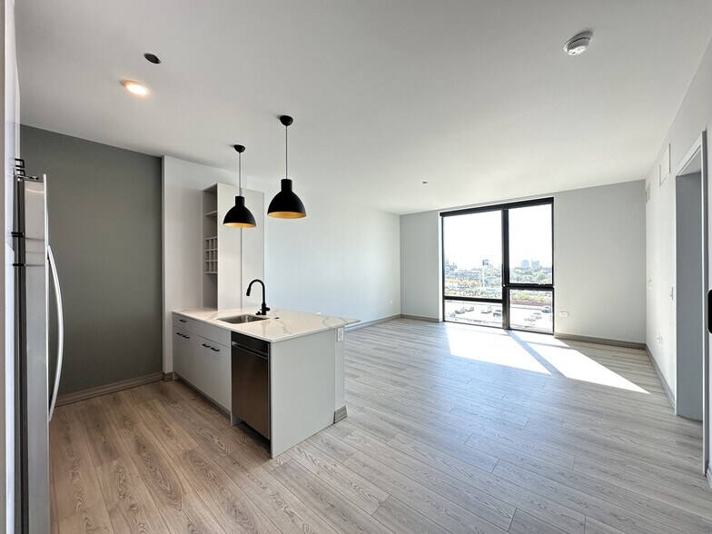 Building Photo - 2155 N Elston Ave